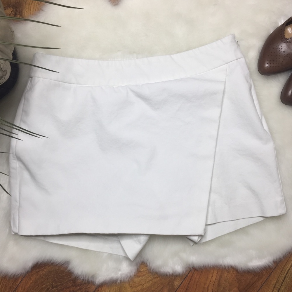 NWOT Crown & Ivy white skort